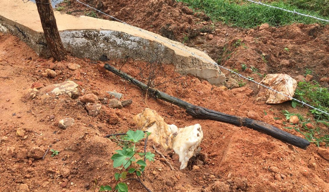 Após abandonar obra, Prefeitura de Arapiraca deixa fazendas com cercas danificadas, denuncia pecuarista