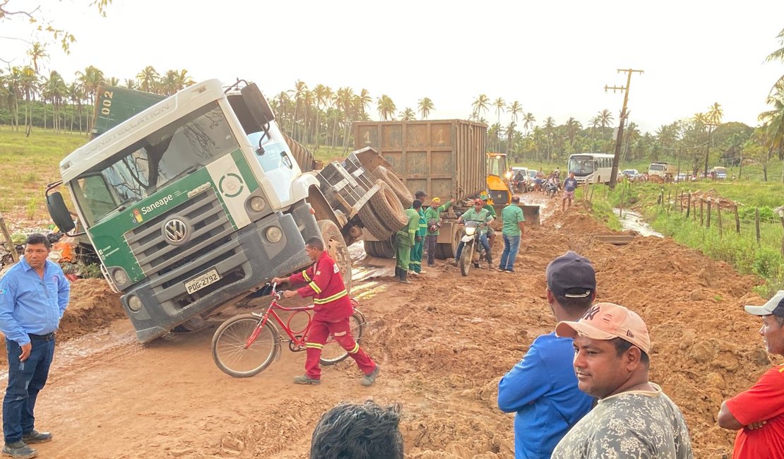 Caminhão tomba na zona rural de Maragogi