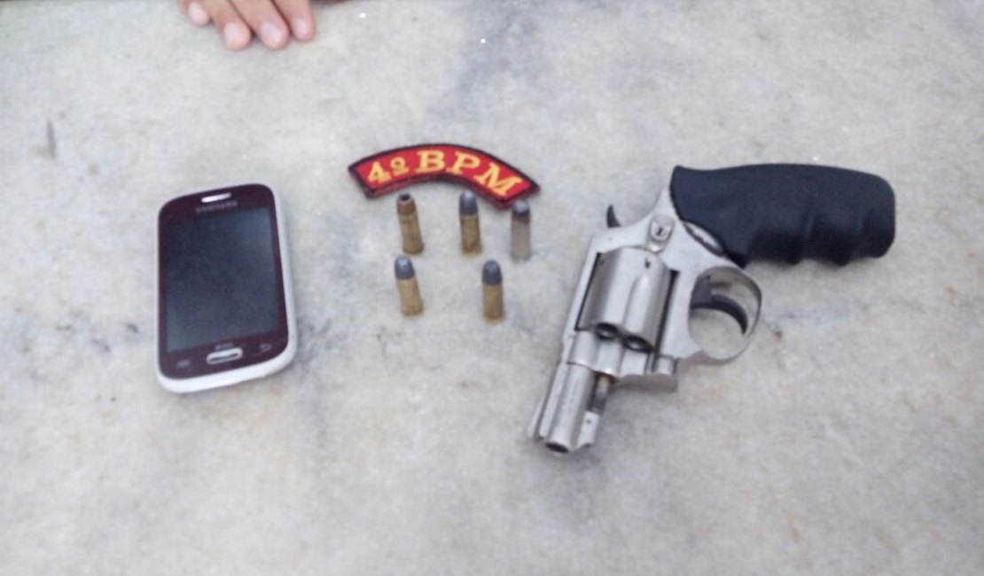 Polícia prende homem com revólver calibre 38