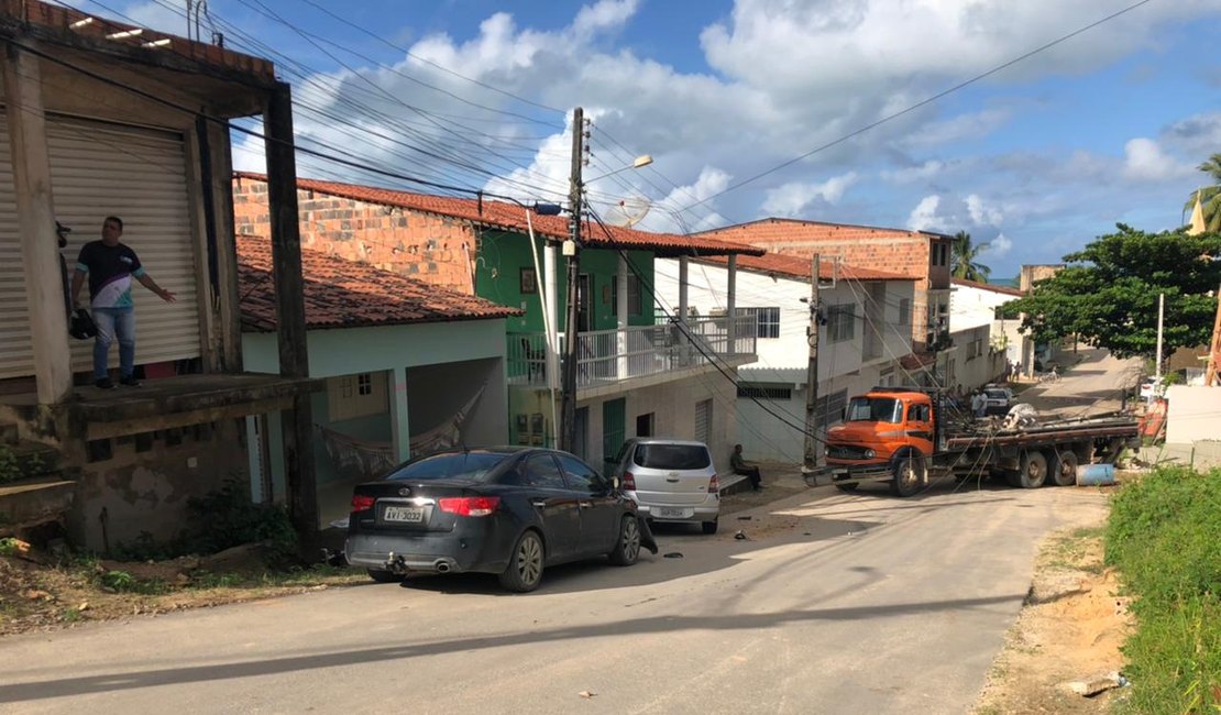 Caminhão atinge carros e poste em Maragogi