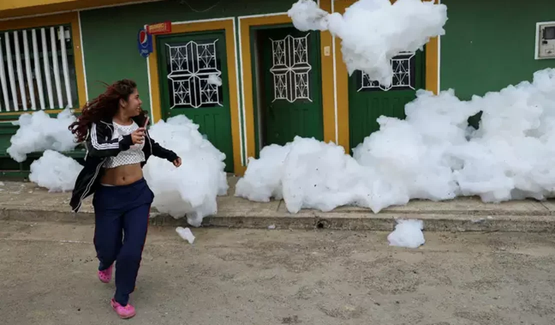 Cidade na Colômbia é 'invadida' por espuma