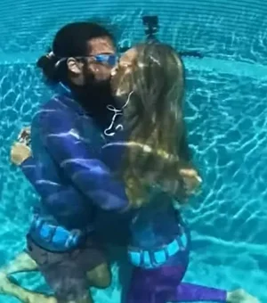 Amor dá fôlego? Casal bate recorde de mais longo beijo embaixo d'água