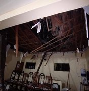 Galho de árvore cai e destrói telhado de igreja evangélica em Palmeira dos Índios