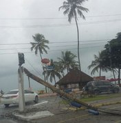 Dois postes são derrubados pela chuva na Jatiúca 