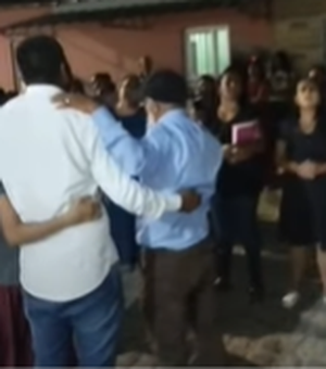 Pais das crianças mortas em incêndio em Canapi fazem corrente de orações junto com amigos e fieis de igreja