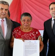 Moradores de Marechal Deodoro recebem escrituras pelo Moradia Legal