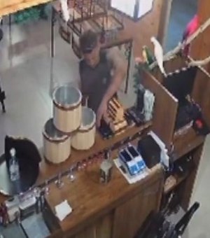 [Vídeo] Ladrão furta celular na “cara de pau” em estabelecimento de Maragogi
