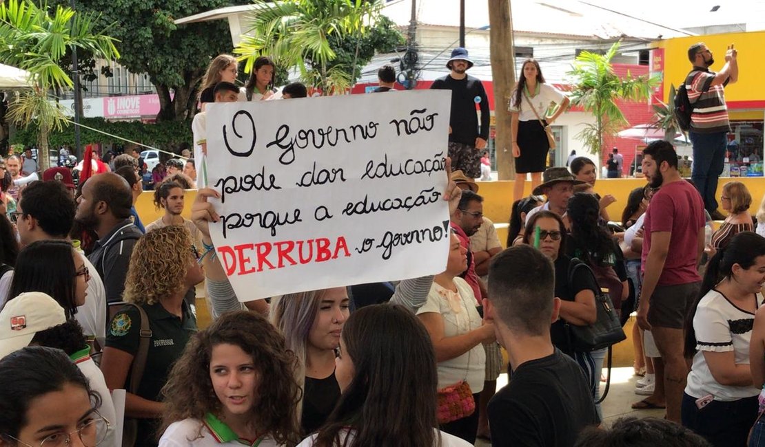 [Vídeo] Protesto contra cortes na Educação e Previdência invade ruas de Arapiraca
