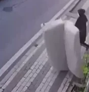 Mulher escapa por pouco de ser atingida por sofá atirado de prédio