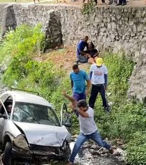Uma criança e dois adultos ficam feridos após veículo cair em valeta, em Maceió