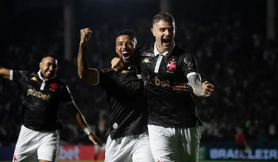 Na força de São Januário lotado, Vasco atropela o Coritiba pelo Brasileirão