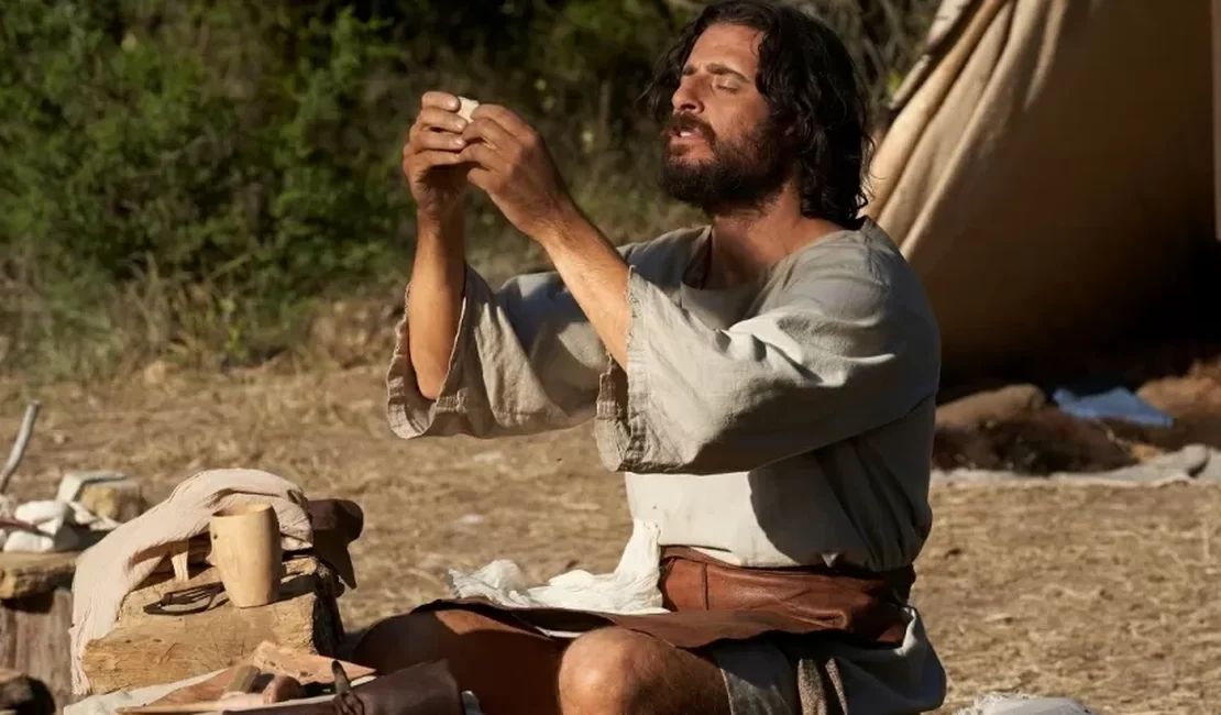 'Precisava trabalhar': ator de Jesus lucrou R$ 100 em série bancada por fãs
