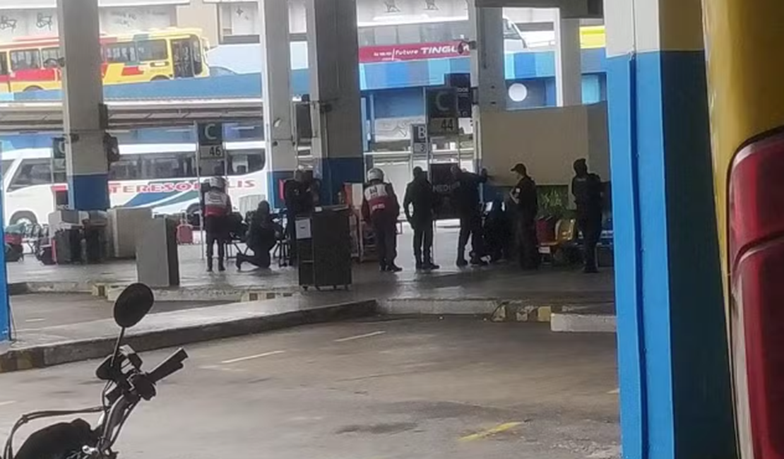Homem sequestra ônibus e faz 18 pessoas reféns na rodoviária do Rio de Janeiro