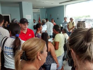 Servidores de Girau do Ponciano fazem paralisação dentro da prefeitura