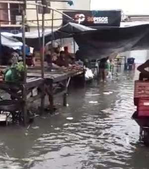 [Vídeo] Fortes chuvas alagam ruas e causam transtornos na feira do Pilar
