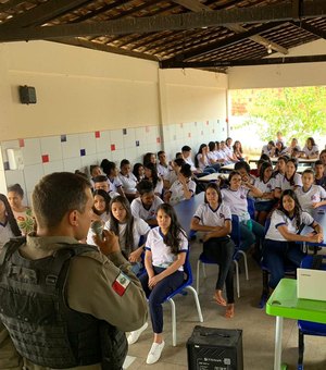 Policiais fazem palestra sobre bullying em escola de Campestre
