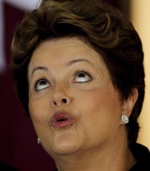 Intimação a Dilma traz prerrogativas que ela terá durante afastamento do cargo