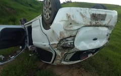 Veículo capota em ribanceira e deixa feridos em Porto Calvo