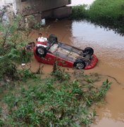 Motorista embriagado cai com carro dentro de rio em Branquinha 
