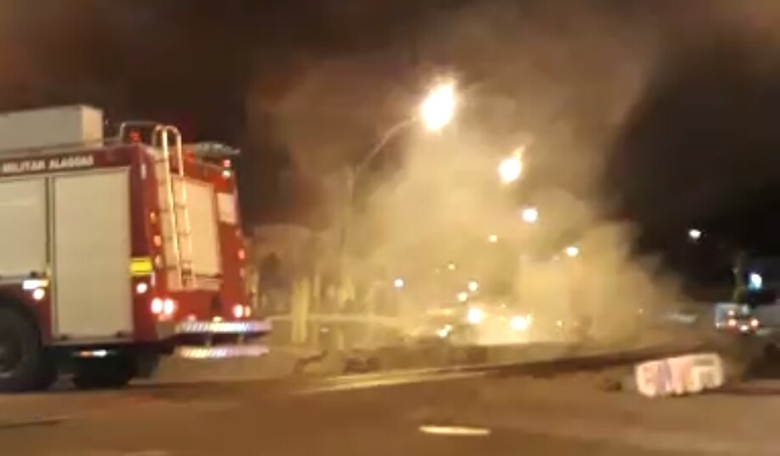 Carro fica destruído após pegar fogo em cruzamento de Maceió 