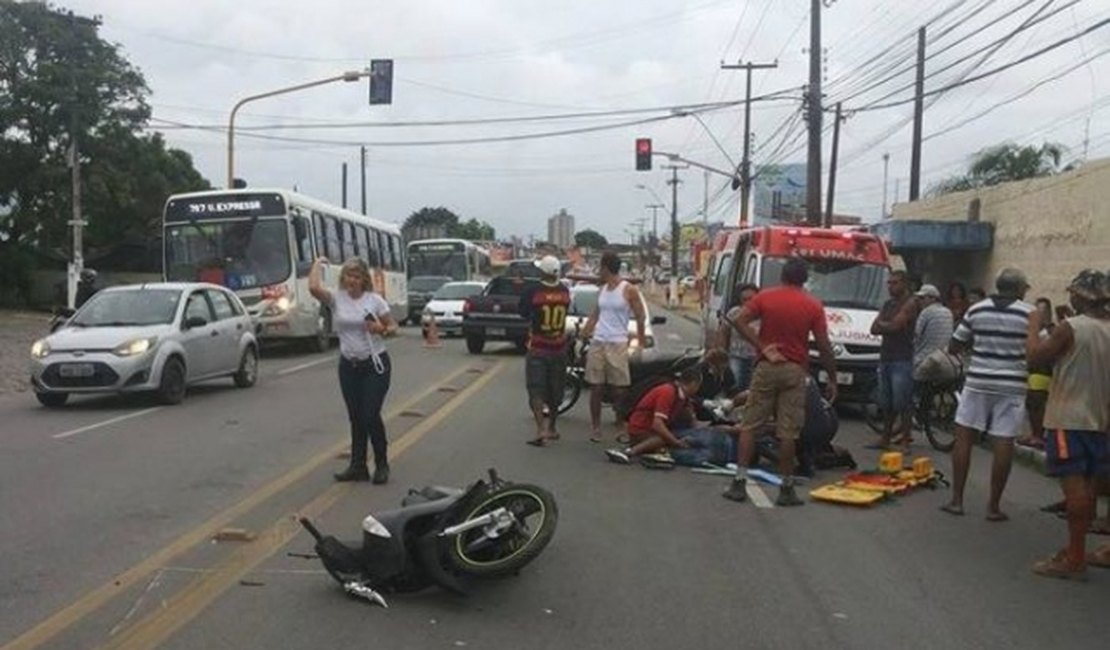 Acidente envolvendo carro e moto deixa uma pessoa ferida no Barro Duro