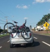 Homem identifica bicicleta roubada sendo transportada em carro; vídeo  