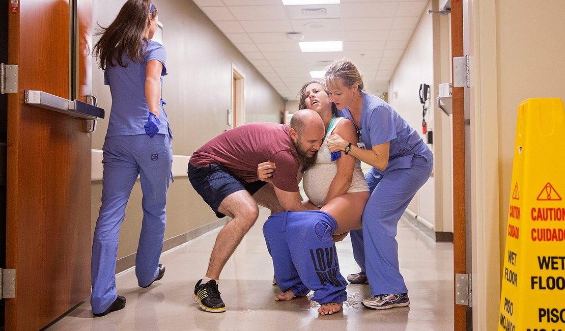 Fotógrafa divulga fotos de parto em corredor de hospital, nos EUA