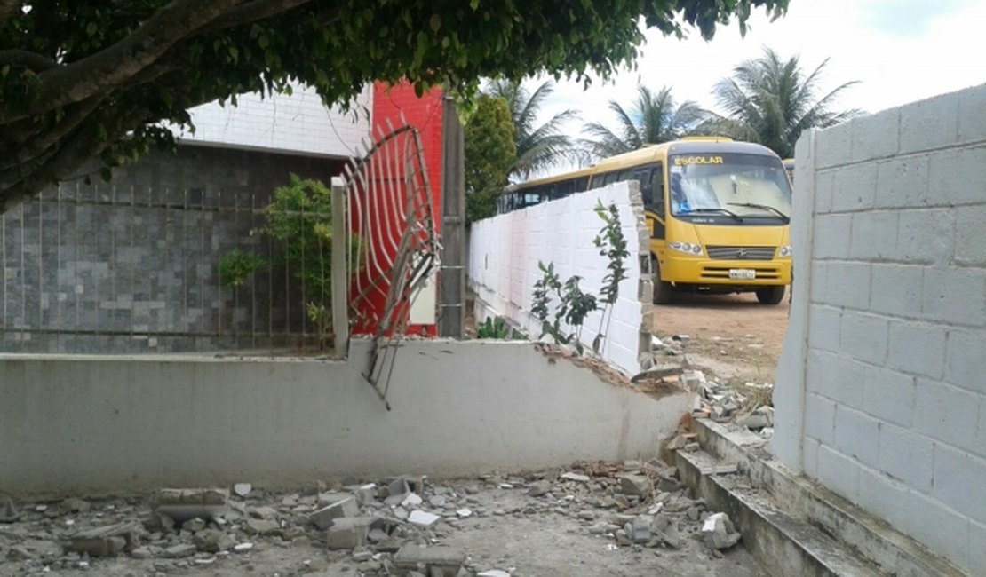 Ônibus desgovernado destrói parte do muro do Fórum de Feira Grande