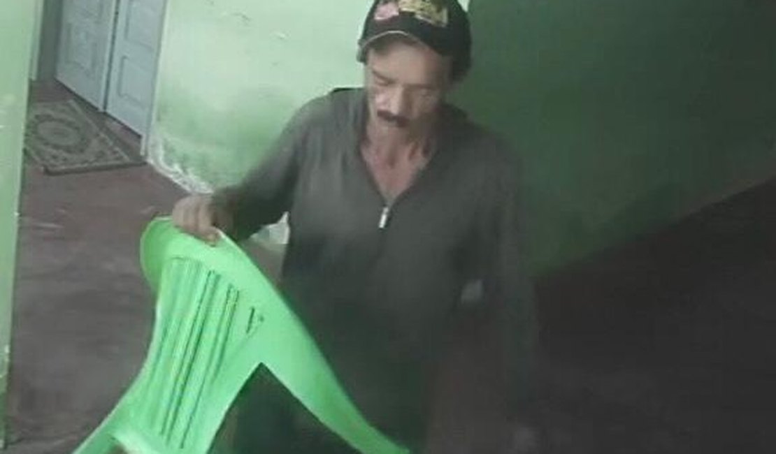 [Vídeo] Homem é flagrado roubando cadeiras de plástico em Arapiraca