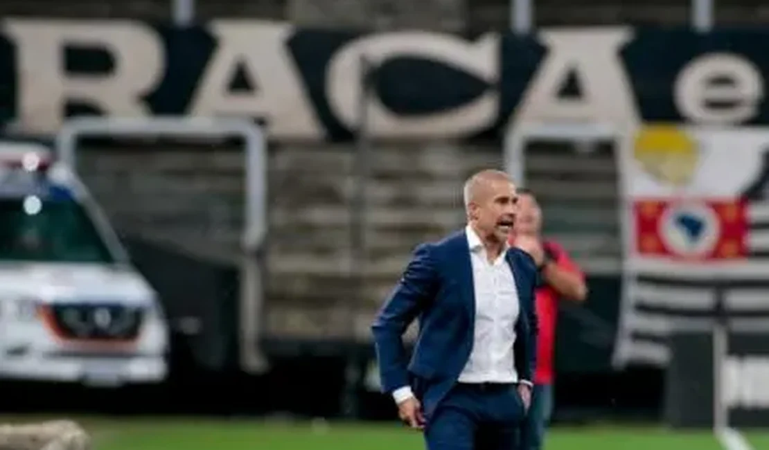 Corinthians demite o técnico Sylvinho após derrota para o Santos