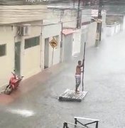 [Vídeo] Alagamento faz homem usar jangada em rua do Centro de Maragogi