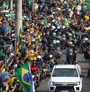 Bolsonaro participa de ato com apoiadores no Rio