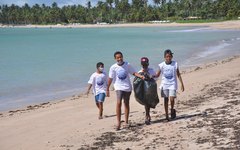 Mutirão de limpeza retira uma tonelada de lixo das praias de Porto de Pedras