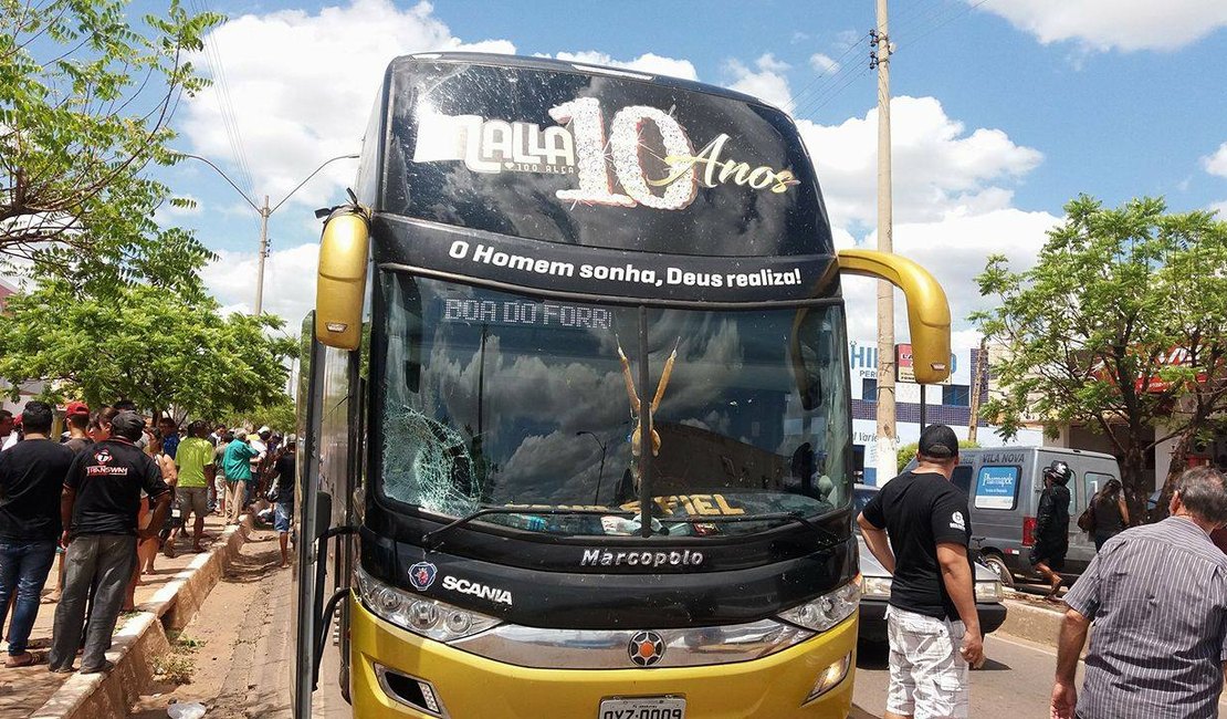 Acidente com ônibus da banda Mala 100 Alça deixa um pedestre morto 