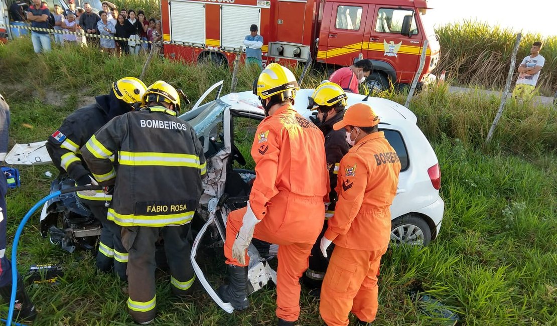 Colisão entre veículos deixa vítima presa às ferragens em São Sebastião