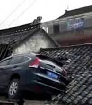 Carro cai sobre telhado de residência em Maceió