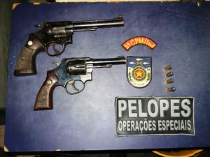 Polícia apreende duas armas de fogo e recupera motocicleta roubada