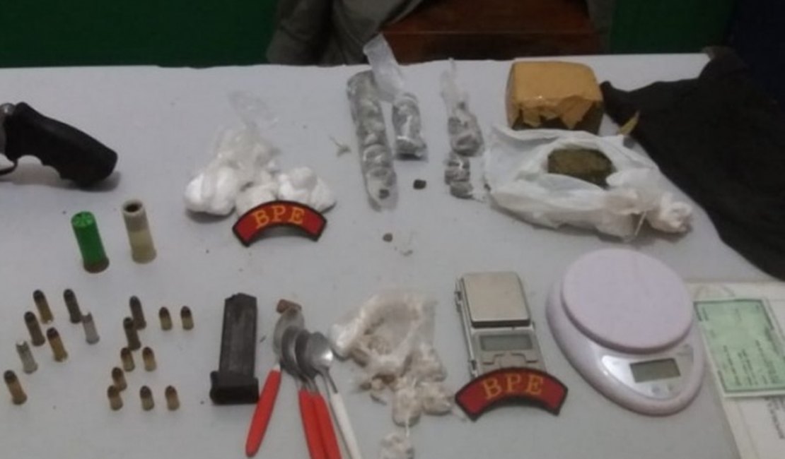Dupla é presa com revólver, maconha, cocaína e crack, no bairro do Jacintinho