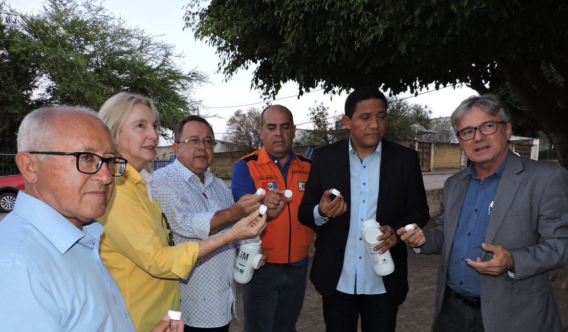 Casal faz doação de pastilhas de cloro à Prefeitura de Palmeira para tratar água de cisternas