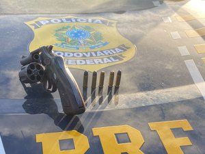 PRF prende três pessoas por porte ilegal de arma de fogo, no município de Messias/AL