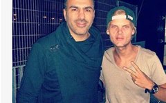 Foto com Avicii divulgada pela gravadora Straight up music! em 2014, que deixou os fãs preocupados 