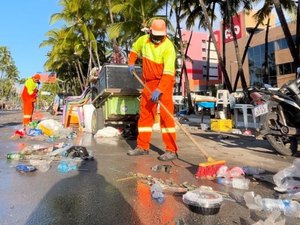 Mais de 60 toneladas de lixo deixadas nas praias durante a virada são recolhidos