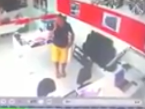 [Vídeo] Câmeras flagram furto de celular em concessionária no Farol