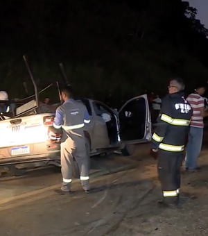 Vítima que sofreu lesões graves durante acidente entre carro e van em Satuba segue internado no HGE