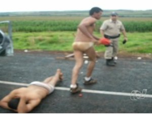 PRF flagra quatro jovens de cuecas na rodovia BR-060 em Goiás