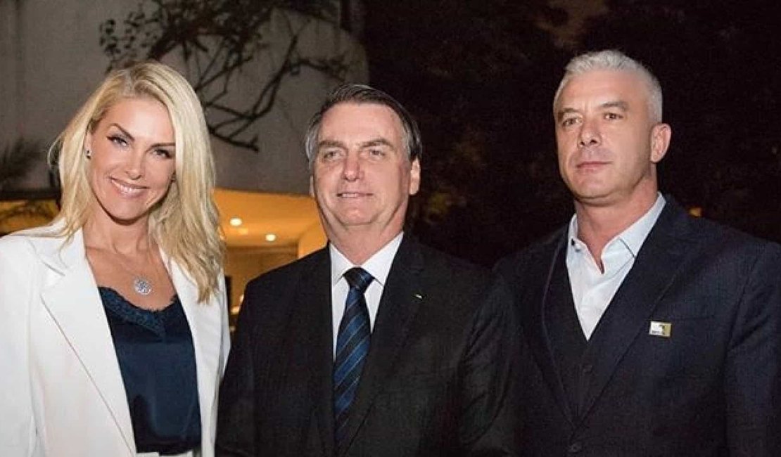 Ana Hickmann posta foto com Bolsonaro e fãs reagem: 'Barbie fascista'