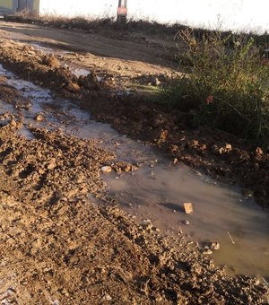 Moradores reclamam de vazamento de água no bairro Zélia Barbosa, em Arapiraca