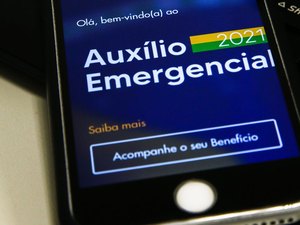 Bolsonaro diz que governo pode manter auxílio em 2022 se pandemia persistir