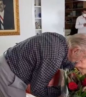 Aos 91 anos, Sarney homenageia mulher que completa 90