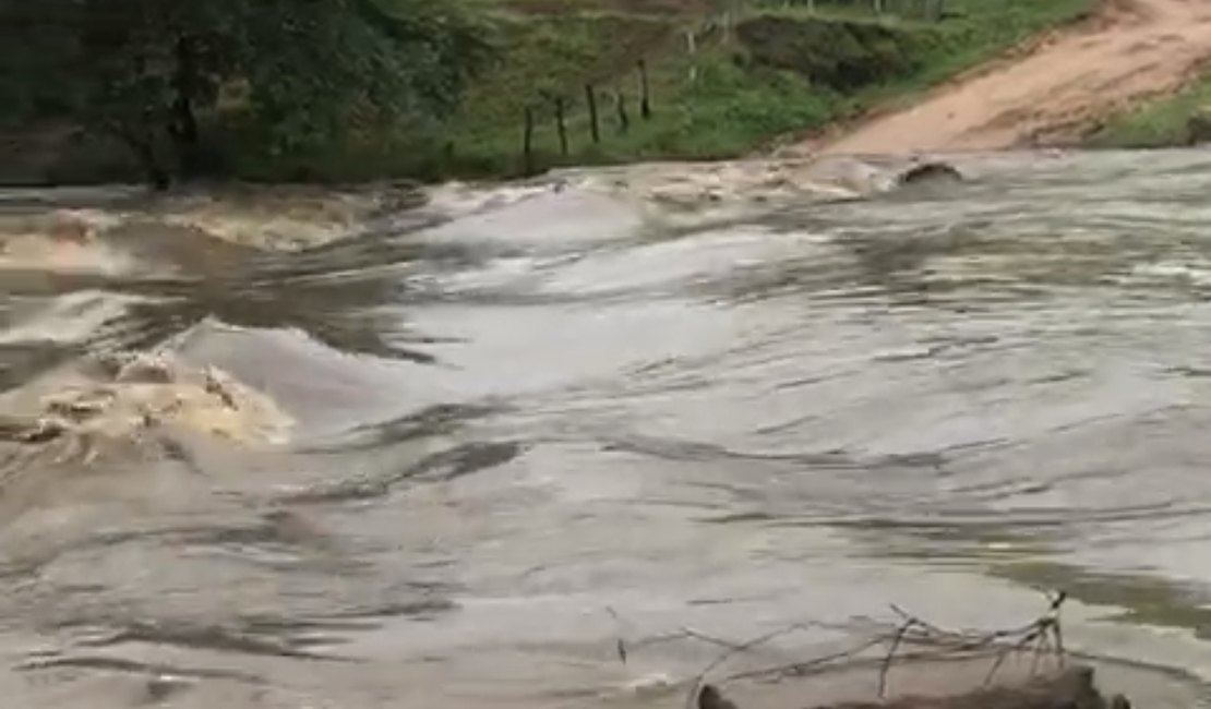 [Vídeo] Rio transborda e bloqueia acesso a várias comunidades rurais de Traipu